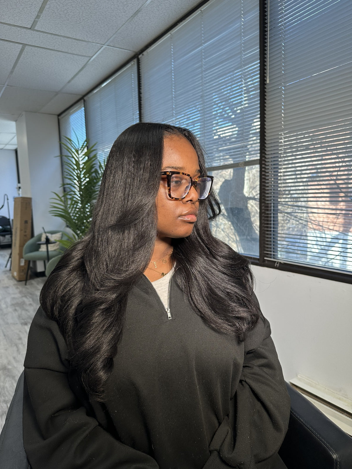 Client wearing installed Kinky Straight bundles