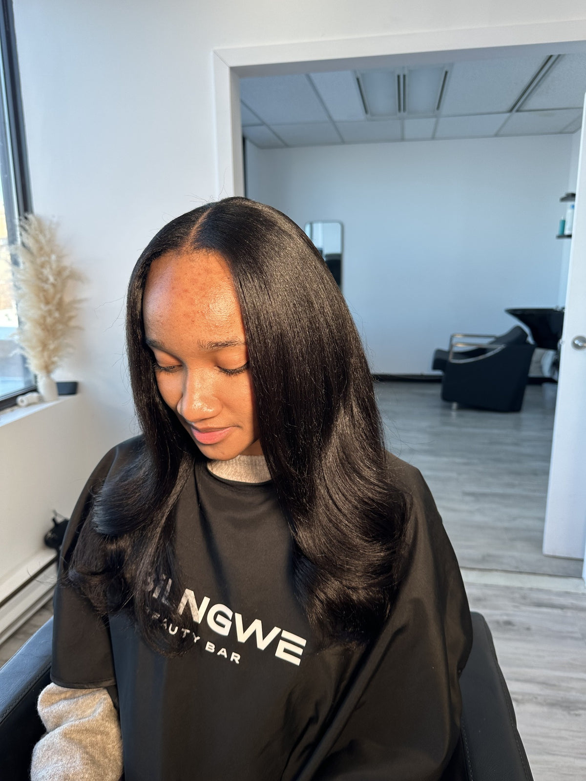 Client wearing installed Kinky Straight bundles