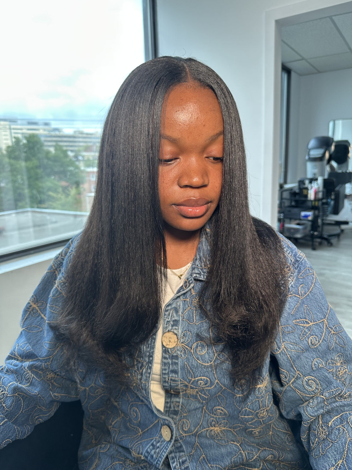 Client wearing installed Kinky Straight bundles