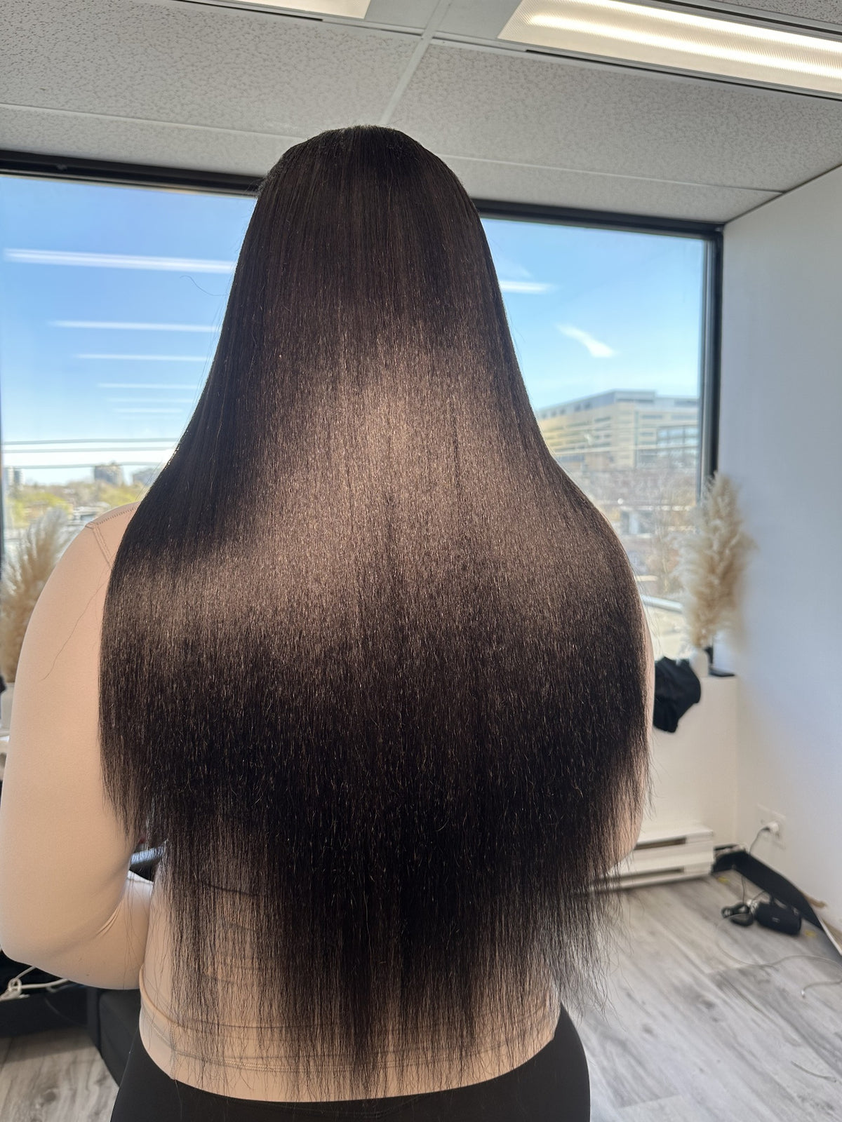 Client wearing installed Kinky Straight bundles